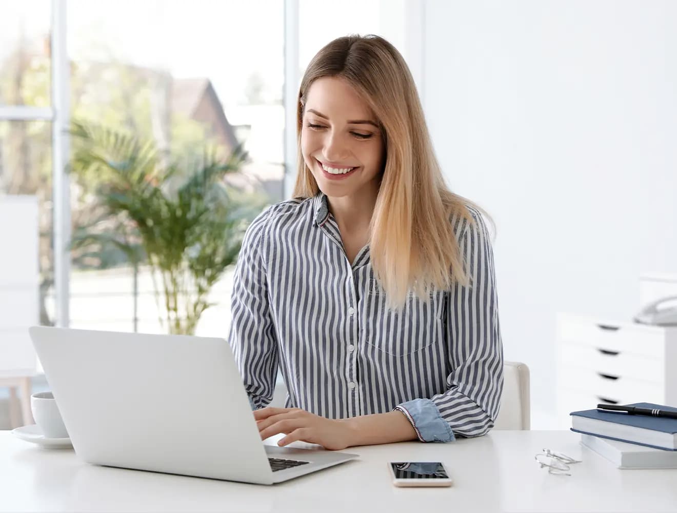 A customer paying her bill on a laptop